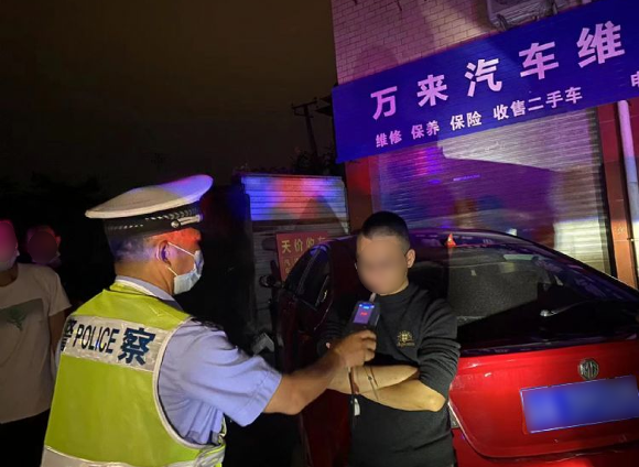 0谭某接受呼气式酒精检测。重庆高新区警方供图