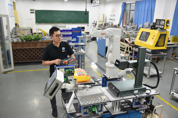 张华正在对制造机器进行测试。受访者供图