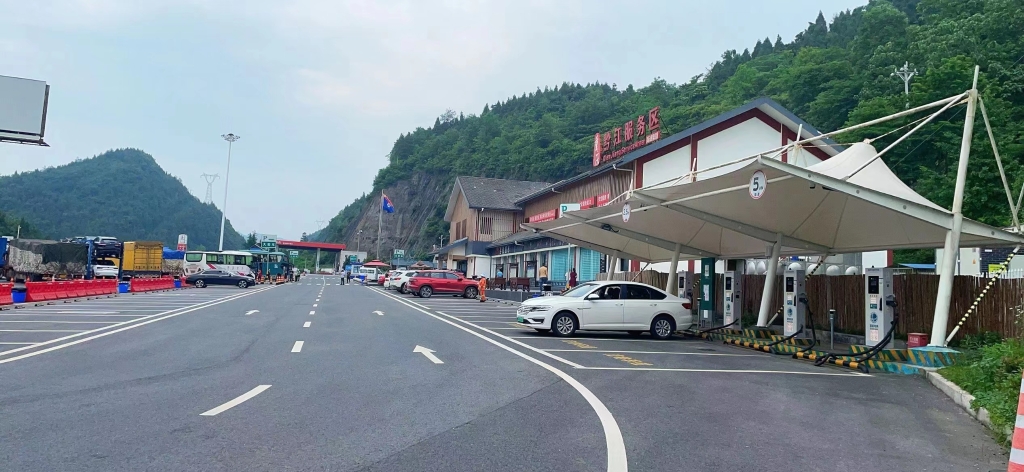 渝湘高速服务区加快充电桩布局。受访者供图 微信图片_20220601100229