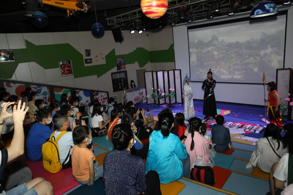 重庆科技馆为小朋友们上演科学表演秀《少年》。重庆科技馆供图