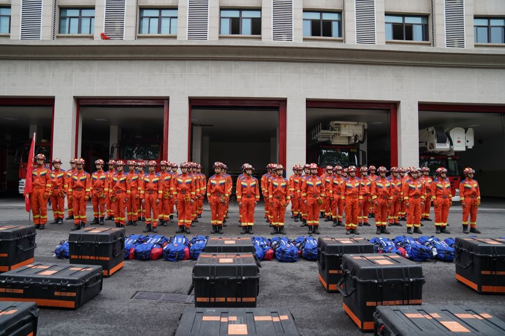 0作准备随时出动的重庆市消防救援总队特勤支队指战员。重庆市消防救援总队供图
