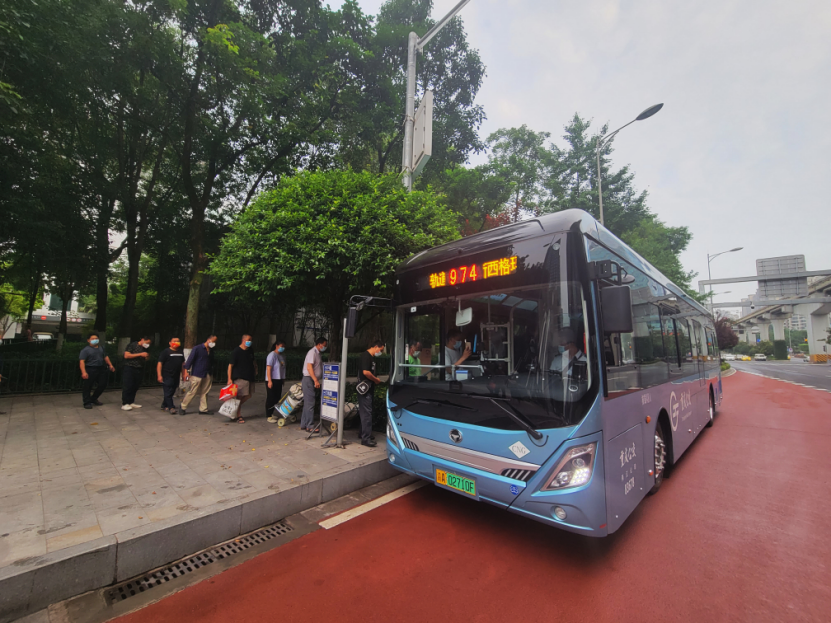 6月1日早上6点，市民乘坐第一班974路公交车。（来源：两江公交二分公司）