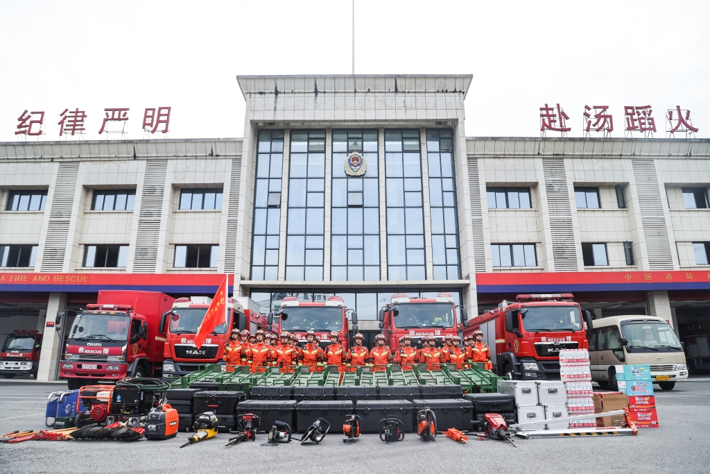 1作准备随时出动的沙坪坝区消防指战员。重庆市消防救援总队供图