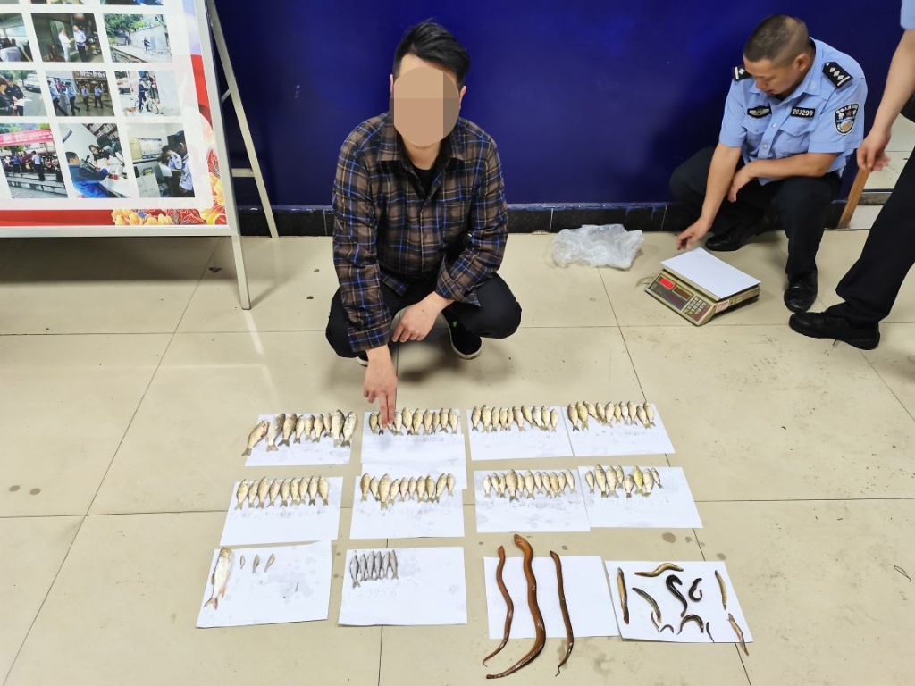 1嫌疑人指认渔获物。重庆南川警方供图