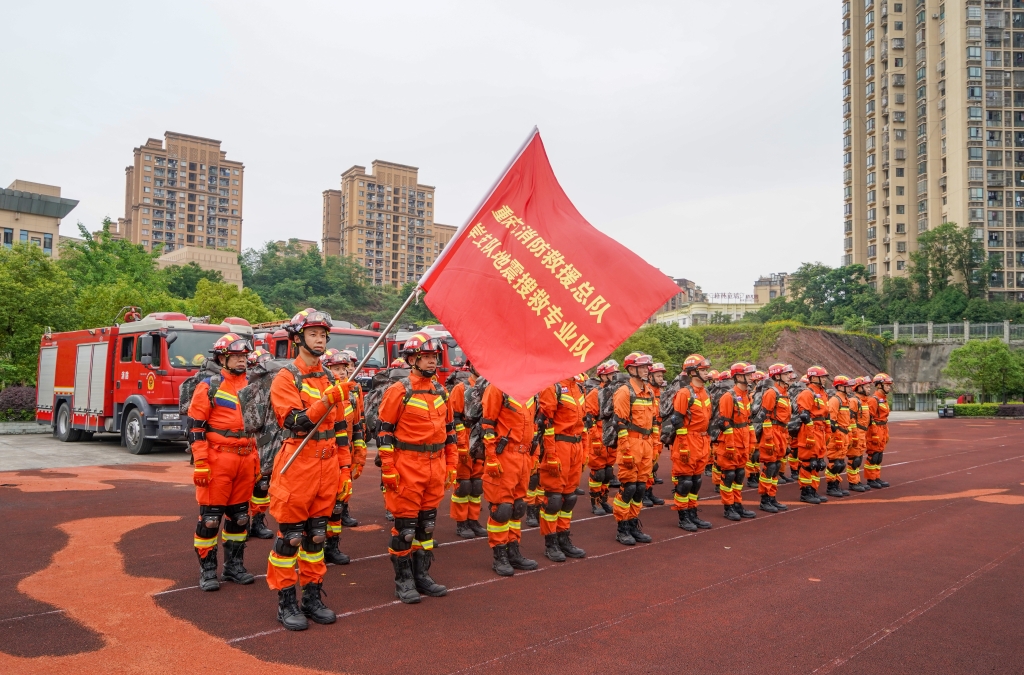 2作准备随时出动的南岸区消防指战员。重庆市消防救援总队供图