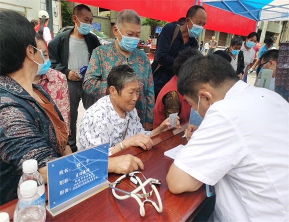 老人排队参与义诊活动。巫溪县乡村振兴局供图 华龙网发