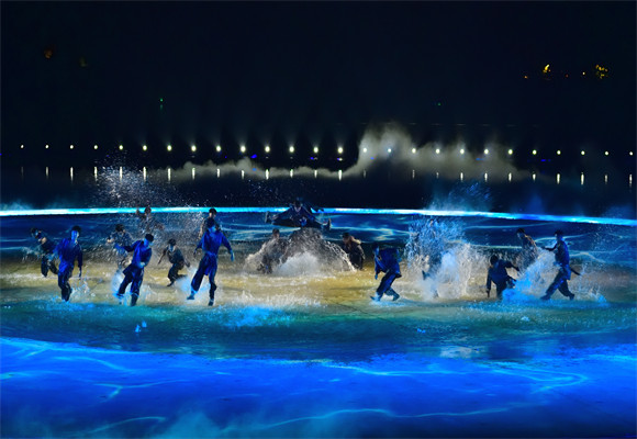 《追梦·铜梁龙》第二篇章梦舞中，演员正在水中表演。玄天湖景区供图 华龙网发