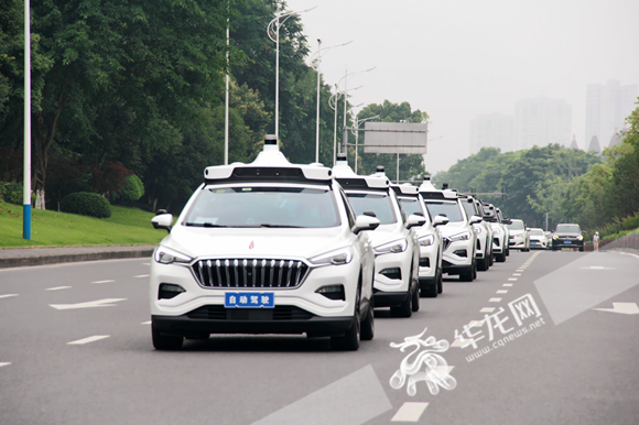 百度自动驾驶轿车行驶在永川城区路上。华龙网-新重庆客户端 张颖绿荞 摄 (2)