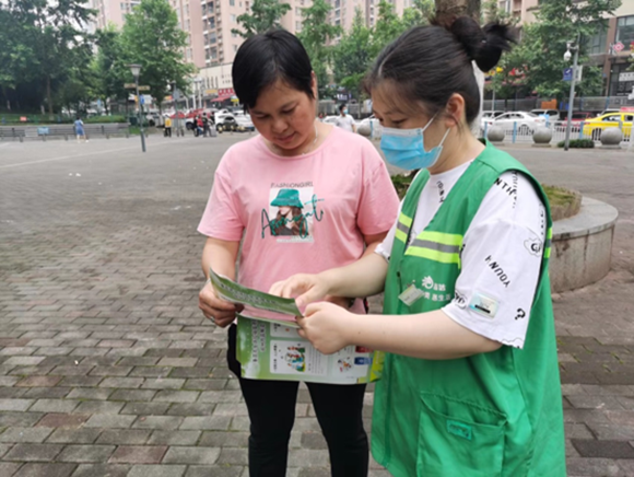 志愿者向居民分发宣传册  志达环保供图 华龙网发