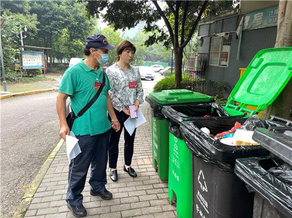 垃圾分类“月度暗访”考核现场。九龙坡区城市管理局供图