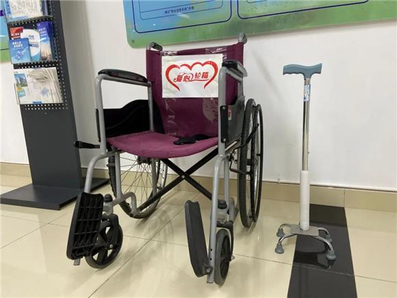 2服务大厅为老年人准备的爱心轮椅和拐杖。通讯员 王红玲 摄