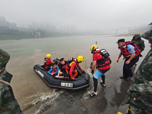 1三名小孩成功上岸。重庆水警总队供图