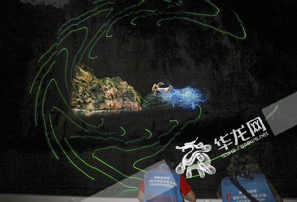 报道团成员观看大型长江情境夜游《三峡之光》实景演绎。华龙网-新重庆客户端 首席记者 李文科 摄