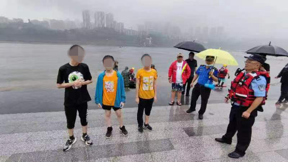 2民警对三名小孩进行批评教育。重庆水警总队供图