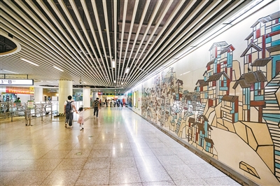 轨道交通两路口站内的民俗风情主题壁画。记者 王欢 摄
