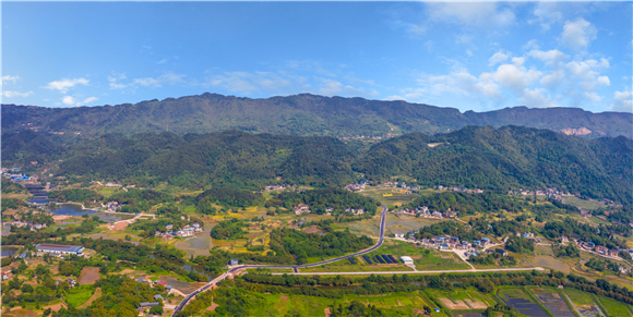 机场巴岳山。雍溪镇供图 机场巴岳山。雍溪镇供图