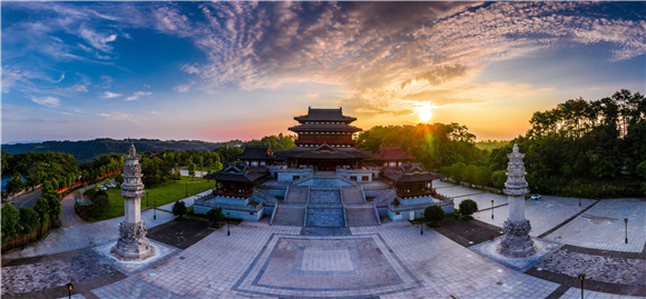 夕阳下的宝顶博物馆显得格外美丽雄伟。宝顶镇供图