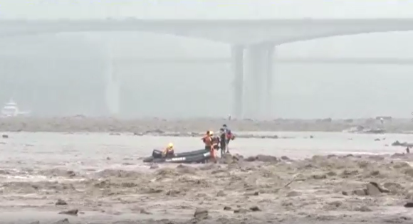 0救援人员帮助三名小孩上橡皮艇。重庆水警总队供图