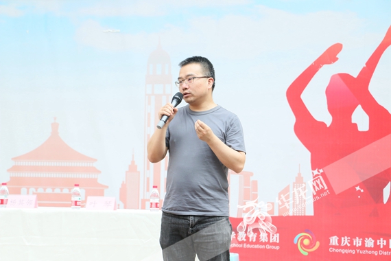 7、重庆市青年书协副主席、重庆市书协行书委员会副主任、渝中区书协副主席朱睿点评 赵桂凯 摄