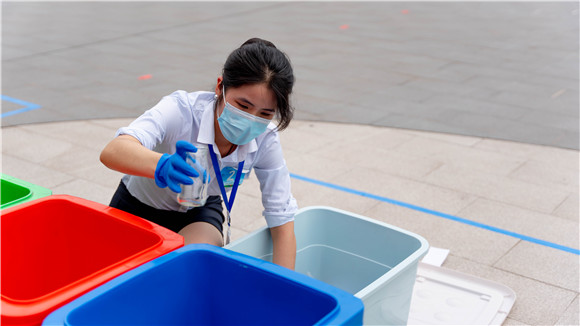 选手根据分类投放标准，将垃圾投放到对应垃圾桶中。重庆市总工会供图 华龙网发_副本