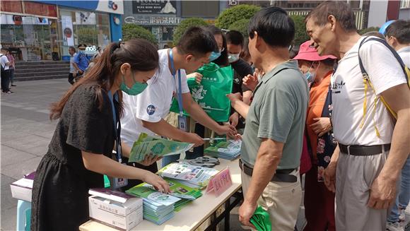 “落实‘双碳’行动，共建美丽家园”垃圾分类宣传活动现场。区城市管理局供图 华龙网发