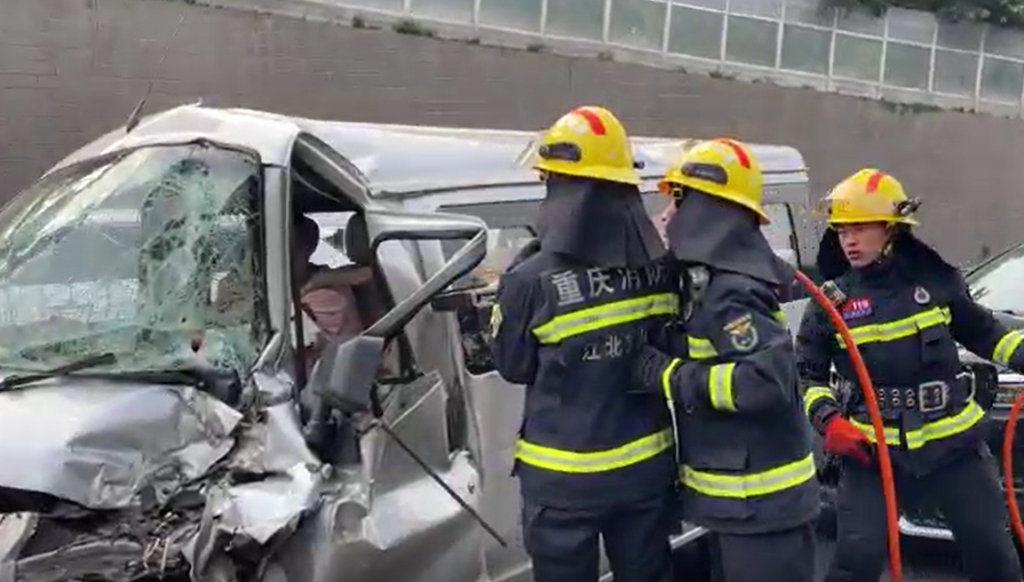 1消防员破拆面包车，帮助司机脱困。江北消防供图
