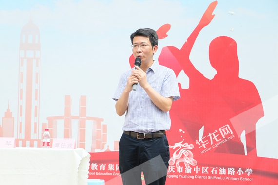 6、重庆市文联理事、重庆市书协理事、渝中区文联主席、渝中区书协主席刁涛点评 赵桂凯 摄
