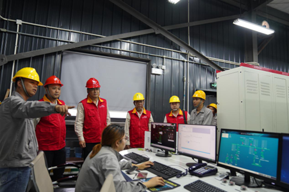 国网重庆电力员工在重庆民丰化工有限责任公司了解热电联产总控室运行情况。国网重庆市电力公司供图  华龙网发