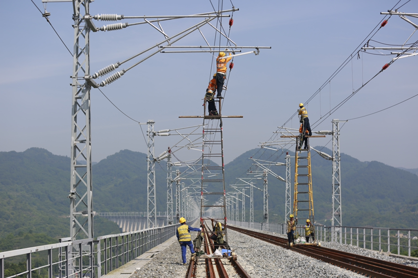 在重庆铁路枢纽东环线御临河双线特大桥上,成都局重庆供电段的职工