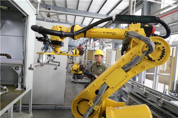 茂茂（重庆）汽车驱动系统有限公司，技术人员正在调试新的自动生产线。通讯员 陈刚 摄