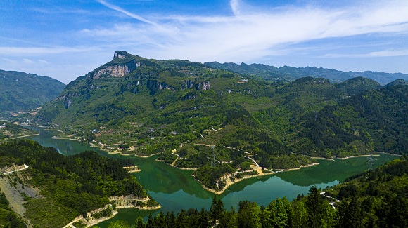 绿水青山。通讯员 李洪卫 摄