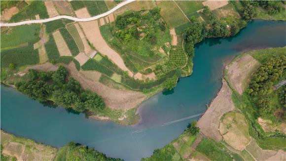 翠绿的河水与田园相映成景。通讯员 胡程 摄