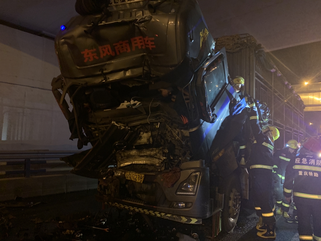 2消防员破拆救援。重庆特勤消防支队供图