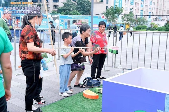 市民热情参与趣味游戏。江津区商务委供图 华龙网发