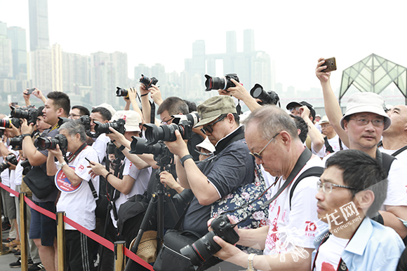 摄影师用镜头记录下重庆的精彩瞬间。华龙网-新重庆客户端 首席记者 李文科 摄