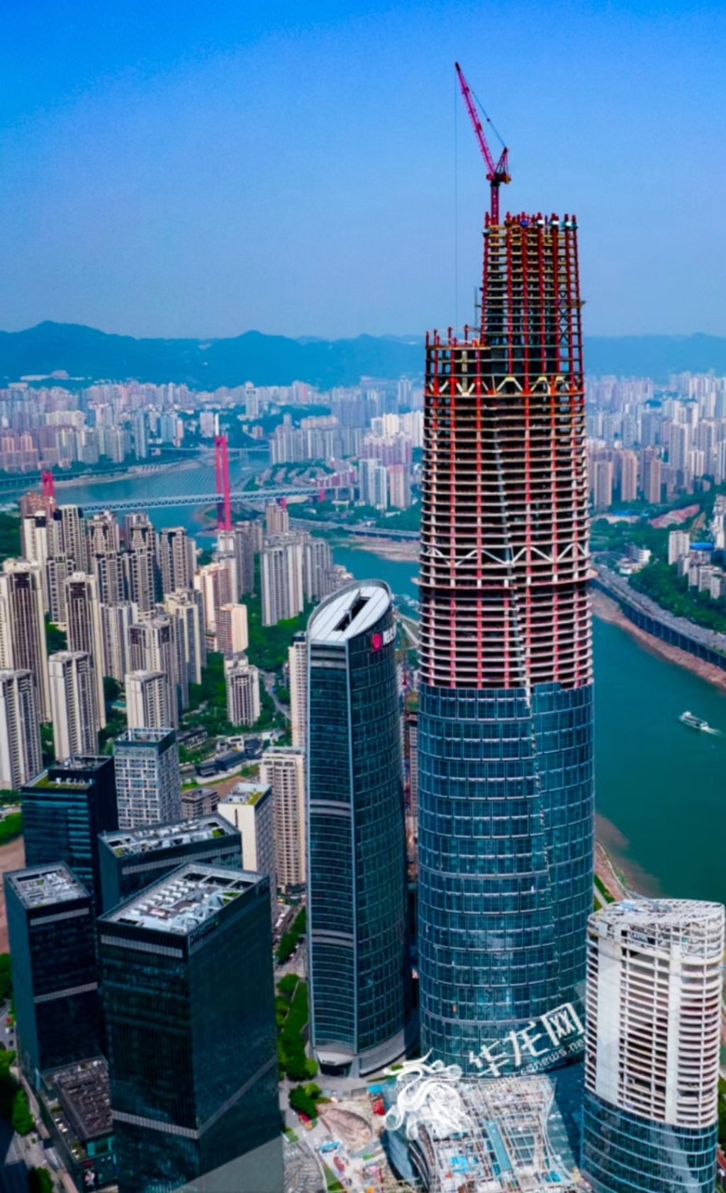 视频新地标亮相重庆第一高楼正式封顶重庆国际商务区重大项目集中签约