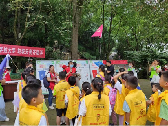 红岩志愿者现场科普生活垃圾分类小常识，引导小朋友学习《重庆市生活垃圾管理条例》。沙坪坝区环卫处供图 华龙网发