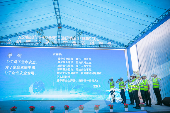 5、轨道建设者代表现场宣誓。华龙网-新重庆客户端记者 李裕锟 摄
