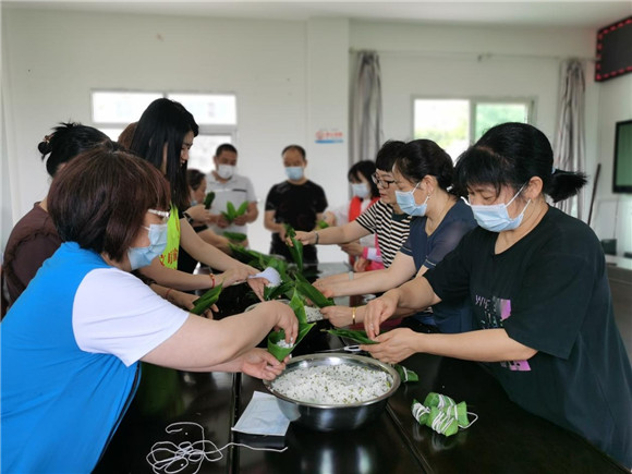 王家社区志愿者组织群众一起包香粽。王家街道办事处供图 华龙网发