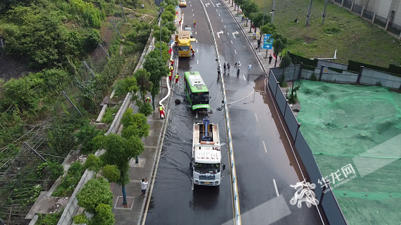 排水过后，拖车将受困车辆拖移至安全区域。华龙网-新重庆客户端记者 罗杰 摄
