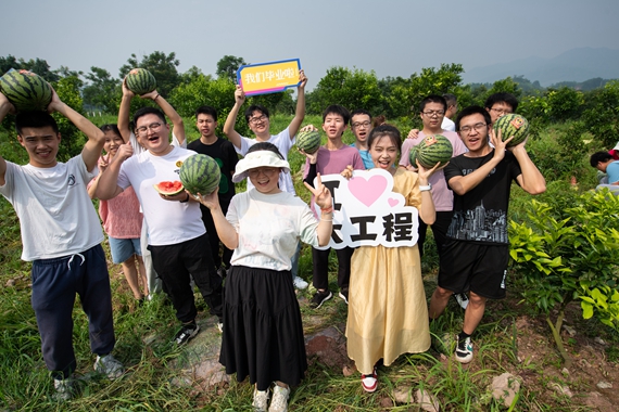 大學校園藏了一座花果山02邀請畢業生來吃瓜