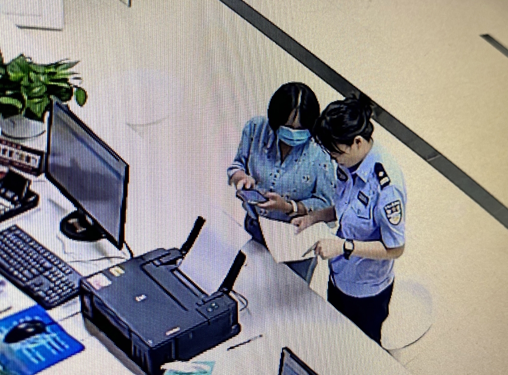 0陈女士讲述被骗经过。重庆高新区警方供图