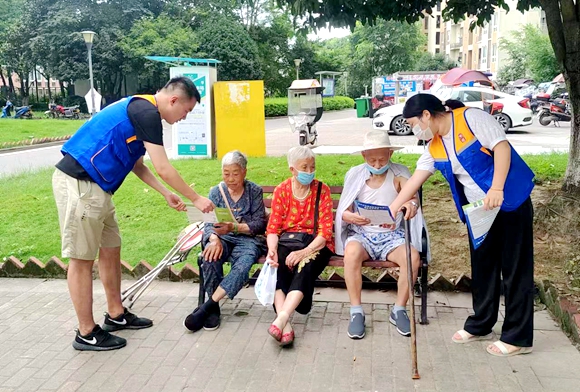 志愿者向市民宣传垃圾分类相关知识。通讯员 夏美 摄