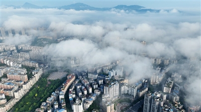 2城区在缥缈的云雾中时隐时现。记者 吴建华 摄