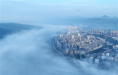 1云雾包裹城区。记者 吴建华 摄