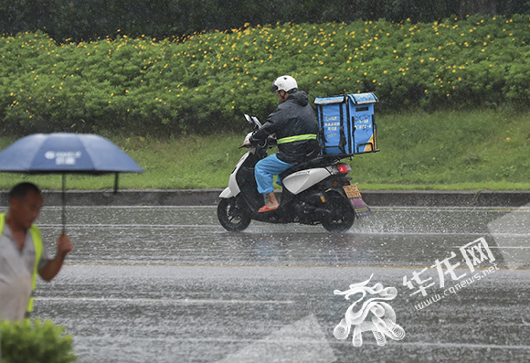 市民在大雨中奔波。华龙网-新重庆客户端 首席记者 李文科 摄