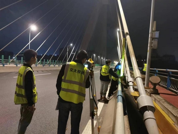 3检测人员使用全站仪测量，对马桑溪大桥的桥梁结构进行纵向及横向的变位检测。重庆市市政设施运行保障中心供图