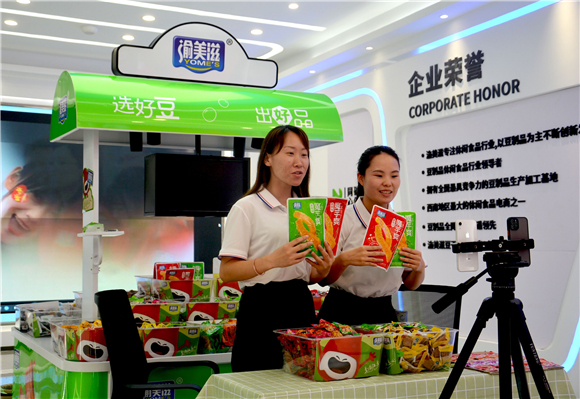 重庆渝每滋农业科技发展有限公司的电商直播室，主播正直播销售预制菜系列产品。 何建军 摄