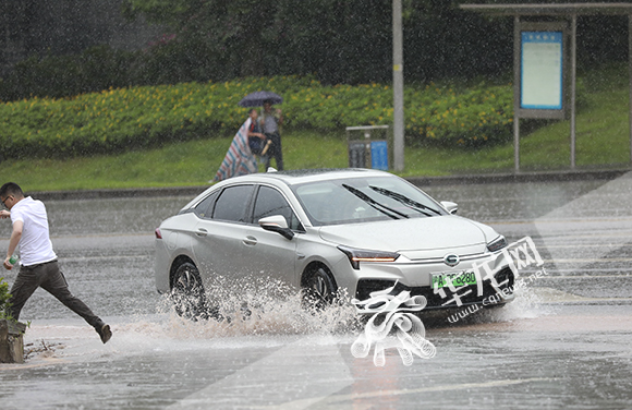 车辆路过积水路段，水花四溅。华龙网-新重庆客户端 首席记者 李文科 摄
