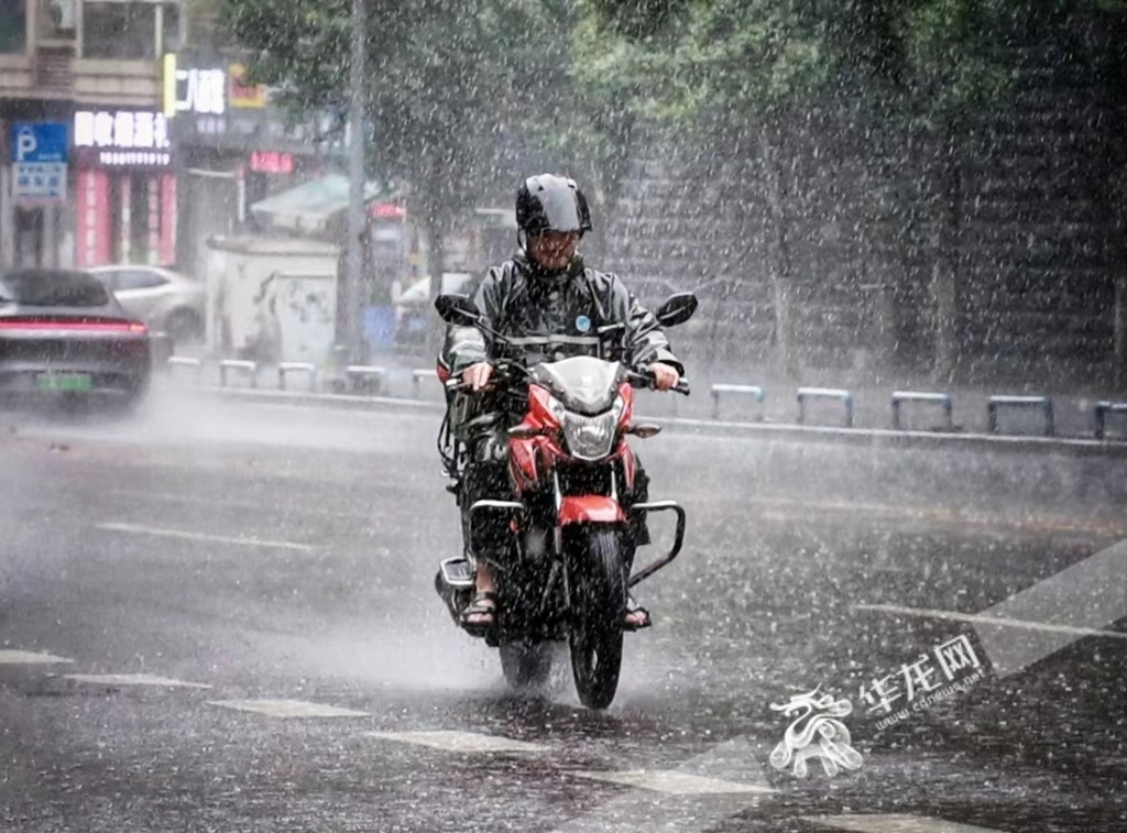 南岸區銅元局，一位騎手在暴雨中騎行。華龍網-新重慶客戶端記者 張質 攝